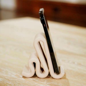 3D Printed Wavy Phone Stand, Phone Holder, Modern Minimalist Desk Organizer for Smartphones and Small Tablets, Suitable for Home and Office