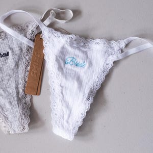 Personalisierte bestickte Tanga | Personalisiertes Höschen | Braut Unterwäsche | Braut-Dessous | Bachelorette Geschenk | Benutzerdefinierte Wort Unterwäsche