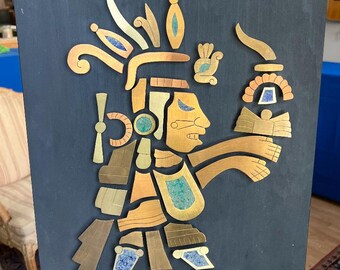 Arte mural vintage de guerrero azteca mexicano: placa con incrustaciones de cobre turquesa