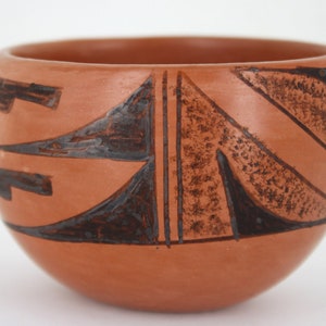 Stara malowana czerwona gliniana miska z gliny indiańskiej Hopi z podpisem Clarice 16-50