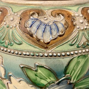 Antieke Art Deco Japanse Nouveau Moriage vaas, handbeschilderd, zeer grote staande vaas 38 cm hoog. afbeelding 4