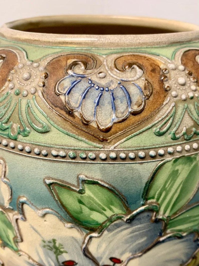 Antieke Art Deco Japanse Nouveau Moriage vaas, handbeschilderd, zeer grote staande vaas 38 cm hoog. afbeelding 4