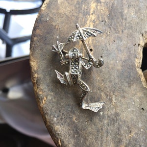 Vintage Sterling Marcasite Jumping Leaping Frog Pin With Umbrella Darling 1 3/4&quot;/Frog Pin/ Frog Brooch/Marcasite Pin/Leaping Frog/Good Gift