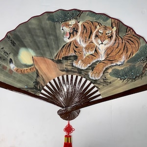 VINTAGE MCM Enorme ventilatore di carta cinese dipinto a mano Tiger Calligraphy 35 "Wall Art / Mid Century Modern Gift / Tiger Gift / Wall Art Fan / Good Gift
