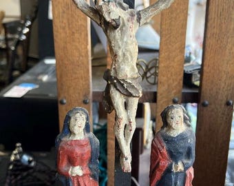 Crucifijo de madera de arte popular polaco antiguo, escena de 1901, tallado a mano, firmado, cristiano.