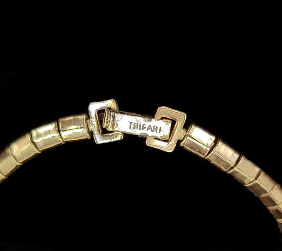 Vintage Trifari Gold Tone White Poured Glass Milk… - image 4