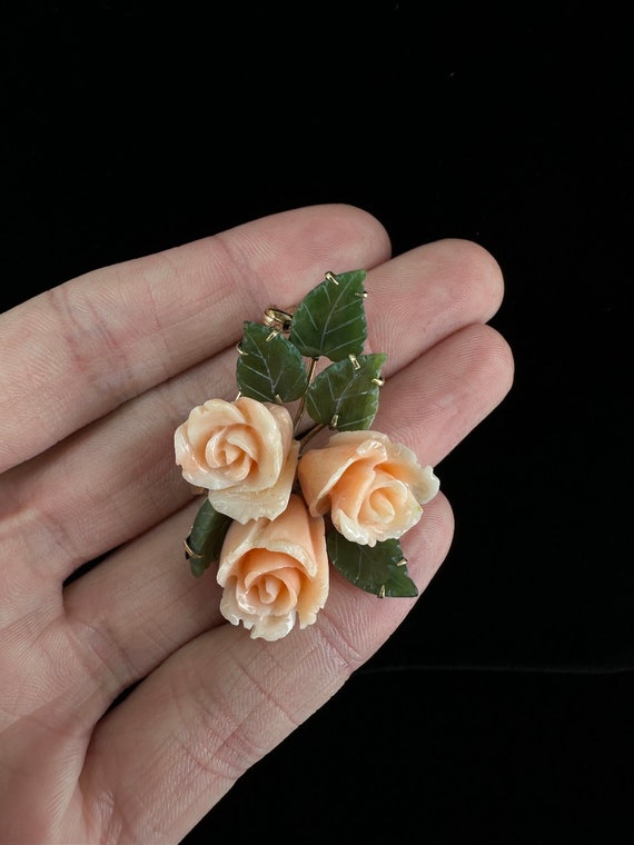 Broche Ancienne En Or 18 Carats - Jade Et Saphirs Roses (0.40 Carat), Poids 9.92g