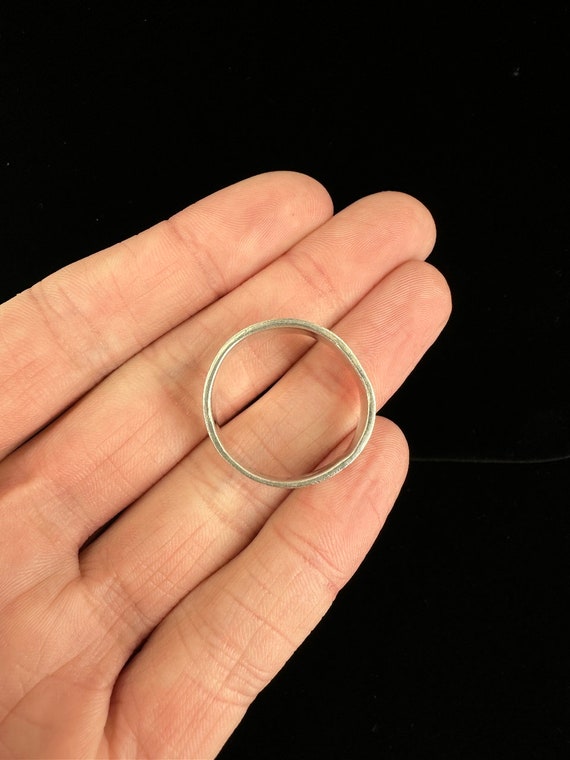 Anello a fascia con figure stilizzate ossidate in argento sterling