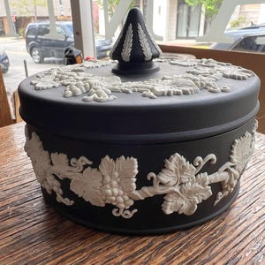 VTG Wedgwood Porcelain White on Black Jasperware Grapevine Trinket Box w/ Lid/ Good Gift/ Gift for Her/ Gift for Her/ Wedgwood gift