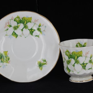 Vintage Elizabethan Fine Bone China Footed Tea Cup & Saucer Canadian Provincial Flowers Trillium/tea/cup saucer/bone china/provncial flowers