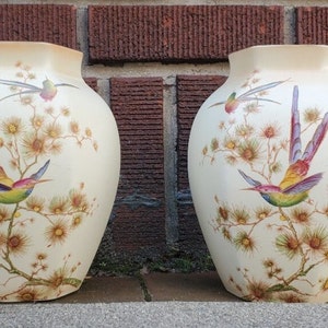 Antique 1920s Crown Ducal Ware Mirrored Hummingbird & Butterfly Vase Paire 8 « H Wide Vase / English Vase / Good Gift / Crown Ducal Ware House Gift