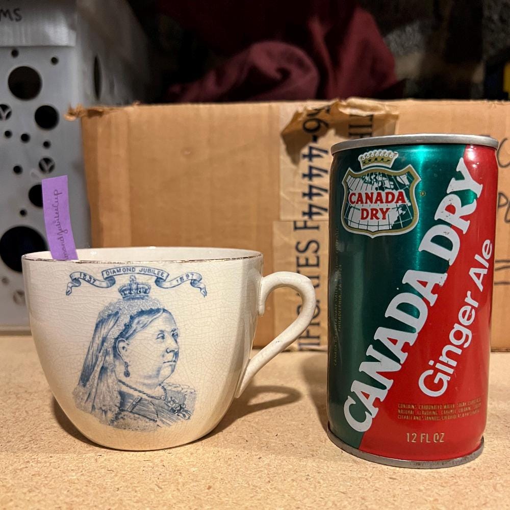 アンティーク英国磁器カップ＆ソーサーマグカップ ヴィクトリア女王