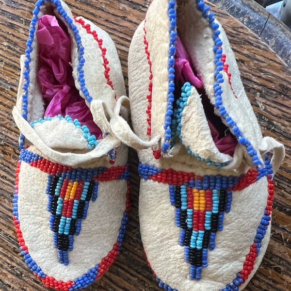 Vintage Native American Blackfoot Great Plains Children’s Beaded Moccasins Hide/ Good Gift/ Gift for Her/ Gift for Him/American Blackfoot