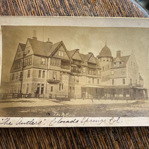 Fotografía antigua de boudoir de 1884, "The Antlers", CO Springs, edificio original.