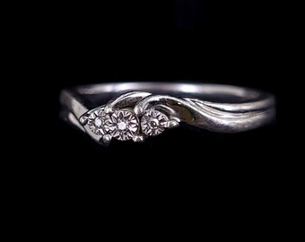 Vintage Sterling Silver Round .024ct Diamonds 3 Stone Petite Dainty Ring sz 7 / Diamond Ring / SilverRing / Silver Jewelry / Diamond Jewelry