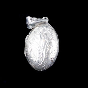 Vintage Sterling Silver Leaf Engraved Puffy Oval Locket Pendant/ Vintage Sterling Locket/ 925/ Locket Pendant/ Engraved Pendant