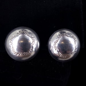 Vintage Sterling Navajo Puffy Round Squash Blossom Concho  Etched Modernist Clip On Earrings 1” / Sterling Earrings / Vintage Jewelry /Gift
