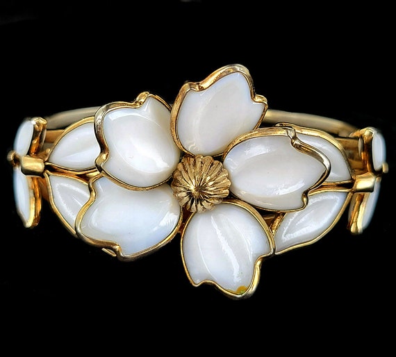 Vintage Trifari Gold Tone White Poured Glass Milk