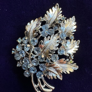 Vintage Weiss 1950’s Silver Baby Blue Gemstone Leaf Brooch Pin 2.5”