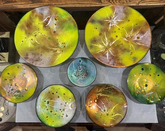 Juego de 7 piezas de plato y cuenco de cobre esmaltado firmado por E.M. Hirst, estilo MCM vintage - Abstracto