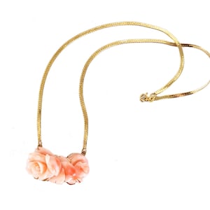 Vintage 14k Yellow Gold Carved Angel Skin Coral Flowers Pendant Necklace 17” / Coral Jewelry / !4k Gold Jewelry / Flower Jewelry / Good Gift