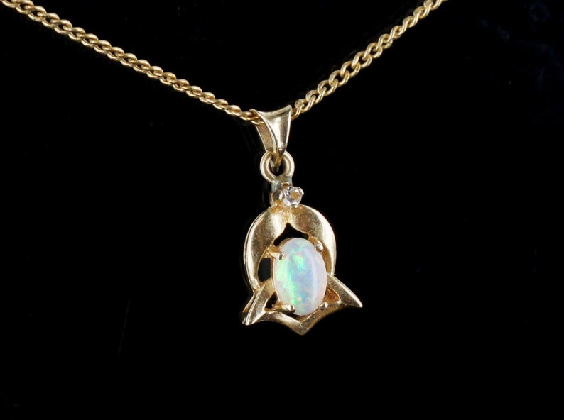 Vintage 14K Yellow Gold Diamond and Australian Jelly Opal Pendant Necklace 24