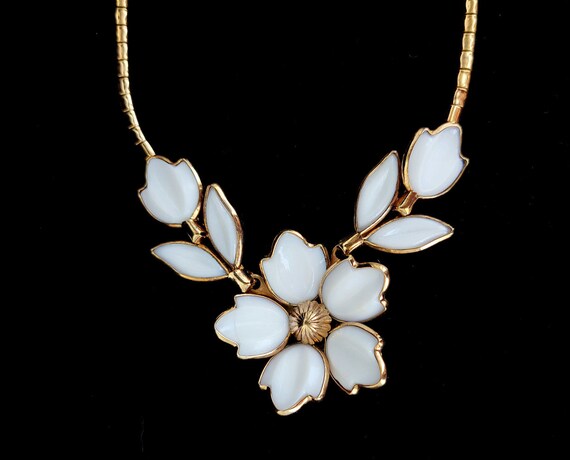 Vintage Trifari Gold Tone White Poured Glass Milk… - image 2