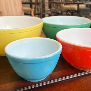 Vintage Pyrex Glass Nesting Mixing Bowl Set of 4 Primary Colors 401 402 403 404/ Good Gift/ Gift for Her/Pyrex Bowls/ Good Colors/ Gift