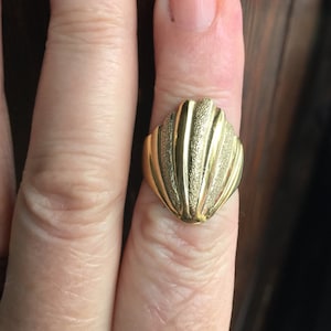 Vintage Sterling Silver Gold Wave Fan Shape Stippled Band Shell Ring Sz 7 /Good Gift/ Band Ring/Scallop Shell Design Ring/Stippled Band Ring