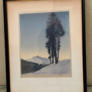 Könnte beinhalten: Ein gerahmter Schwarzweißdruck einer verschneiten Berglandschaft mit einer Gruppe von Bäumen im Vordergrund. Der Druck ist vom Künstler mit "Kuniyoshi" signiert.