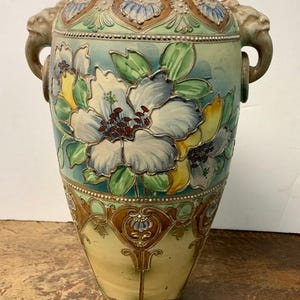 Antieke Art Deco Japanse Nouveau Moriage vaas, handbeschilderd, zeer grote staande vaas 38 cm hoog. afbeelding 1