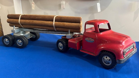 1950年代のヴィンテージ トンカ伐採トラックとトレーラー：プレス