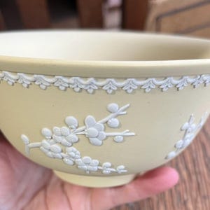Vintage  MCM Wedgwood Yellow Primrose Flowers Jasperware Fluted Salad bowl/ Good Gift/ Gift for Her/ Gift for Him/ Gift/ Wedgwood Yellow