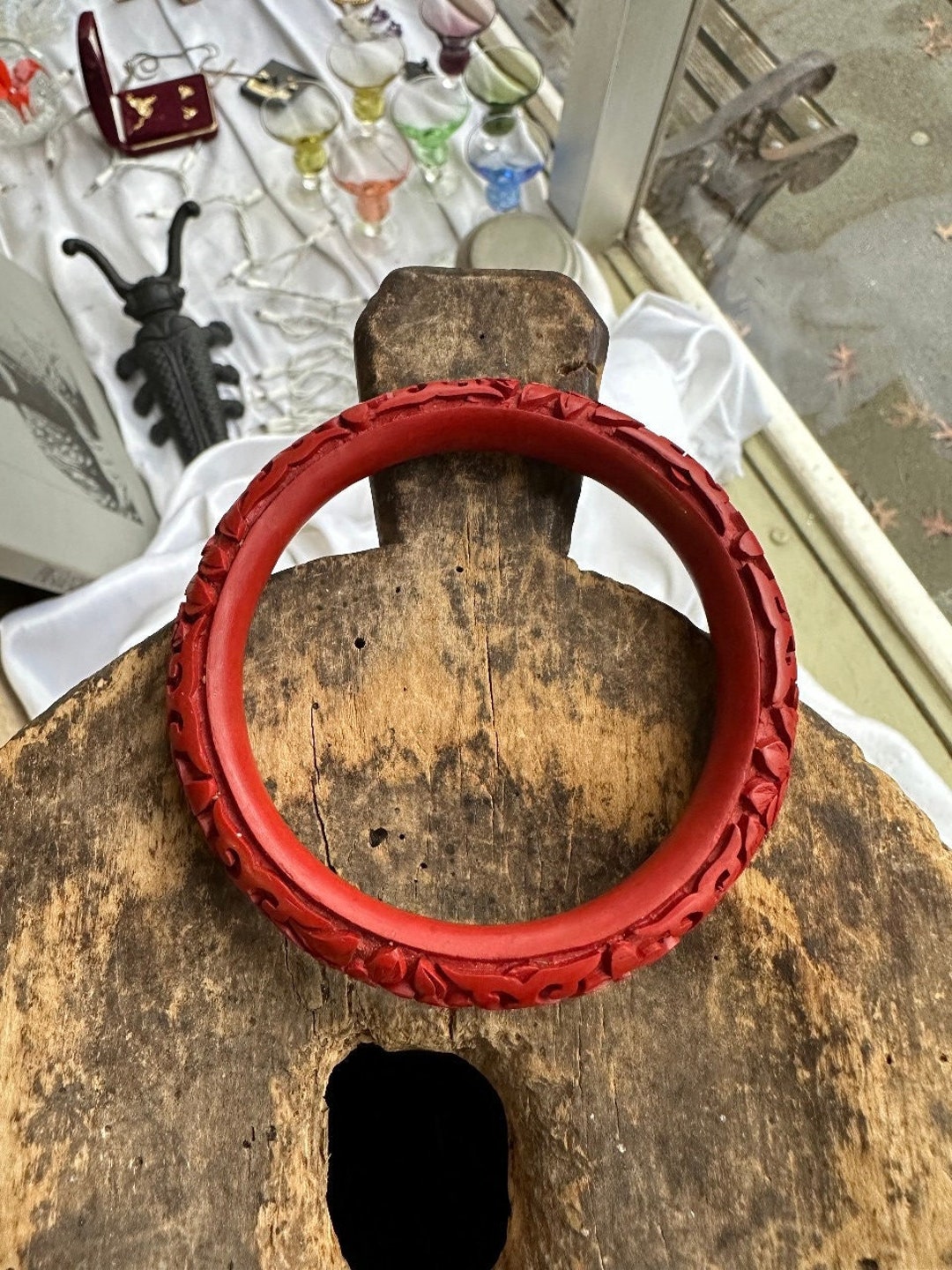 Bracelet Ancien Jonc Chinois En Cinabre Rouge Sculpté Et émail Cloisonné - Pièce Vintage