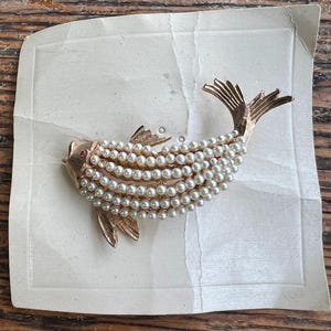 Raro broche vintage de pez perlado MCM Coro de 2,25" de ancho en tarjeta original, nuevo, de stock antiguo, NOS/Ideal para regalo.