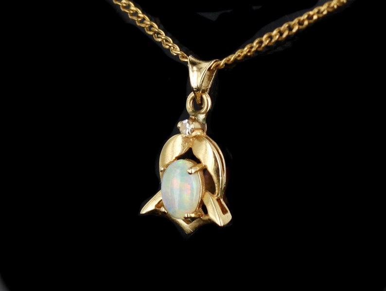 Vintage 14K Yellow Gold Diamond and Australian Jelly Opal Pendant Necklace 24