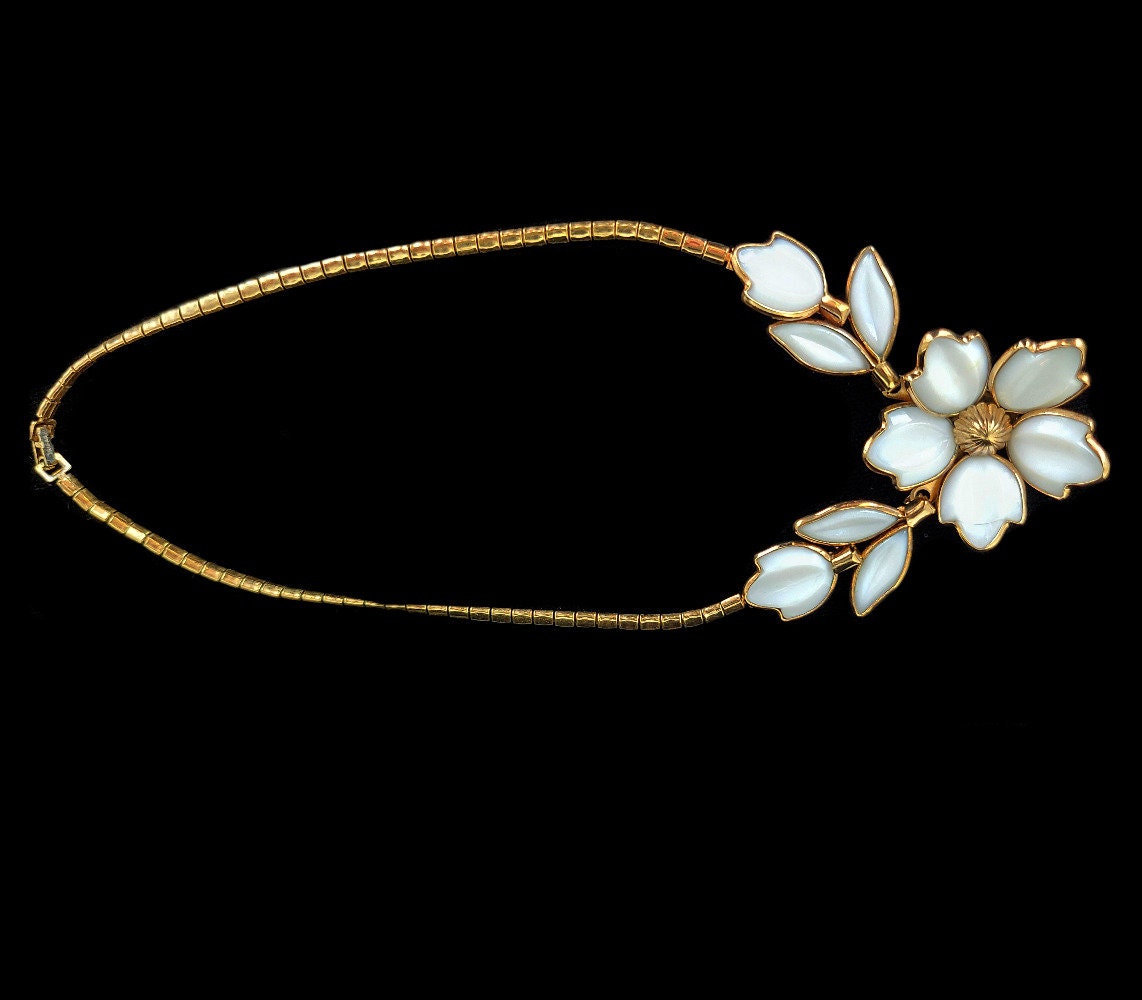 Collier Vintage Trifari - Pendentif Fleur En Verre Blanc Laité, Doré, Longueur 40.6 Cm