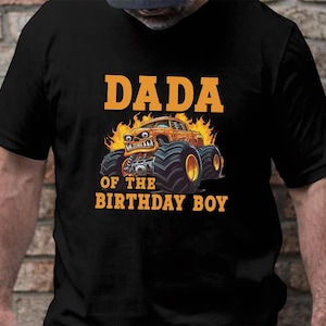 Może przedstawiać: Czarny t-shirt z napisem "DADA of the BIRTHDAY BOY" w kolorze pomarańczowym. Grafika przedstawia monster truck z płomieniami. Koszulka wykonana jest z miękkiego materiału.