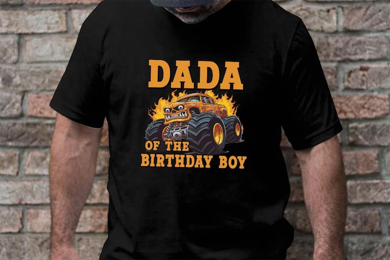 Może przedstawiać: Czarny t-shirt z napisem "DADA of the BIRTHDAY BOY" w kolorze pomarańczowym. Grafika przedstawia monster truck z płomieniami. Koszulka wykonana jest z miękkiego materiału.