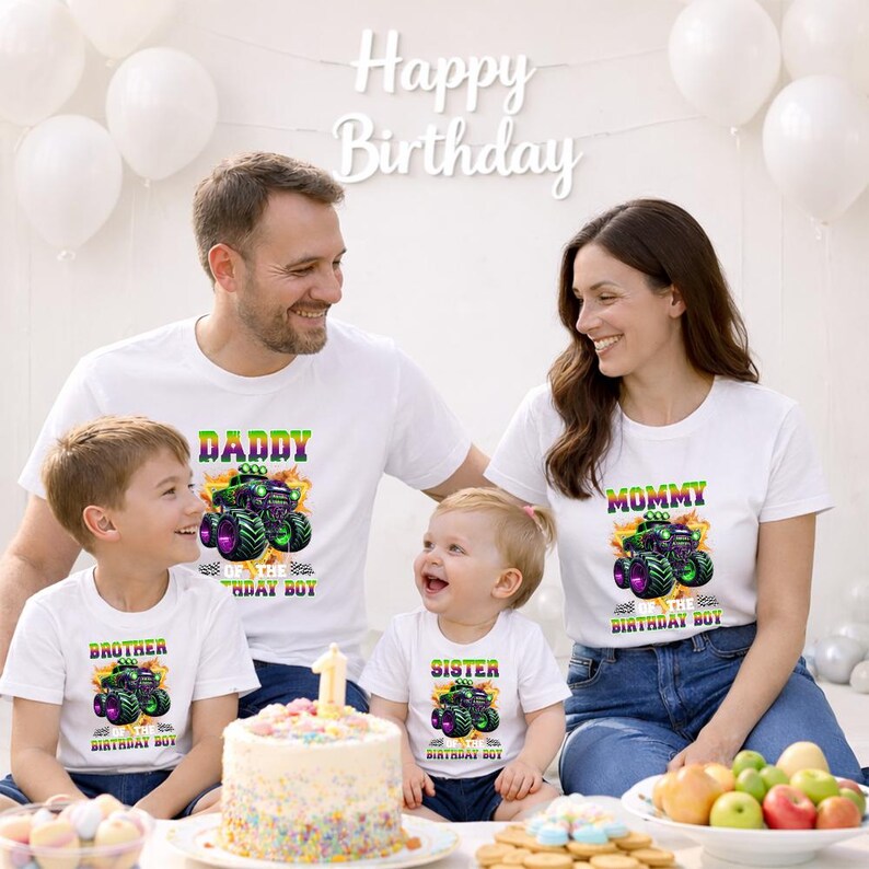 Puede incluir: Familia con camisetas blancas a juego con gr&aacute;ficos de monster truck. Las camisetas dicen "Pap&aacute;", "Mam&aacute;", "Hermano" y "Hermana", con "Feliz Cumplea&ntilde;os" arriba. Se ve un pastel de cumplea&ntilde;os y globos.