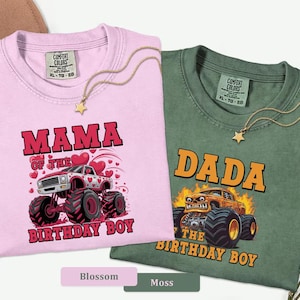 Może przedstawiać: Dwie koszulki, jedna w kolorze r&oacute;żu i druga w kolorze mchu, ze złotymi naszyjnikami. R&oacute;żowa koszulka ma napis "MAMA OF THE BIRTHAY BOY" z grafiką monster trucka. Zielona koszulka ma napis "DADA OF THE BIRTHDAY BOY" z grafiką monster trucka.