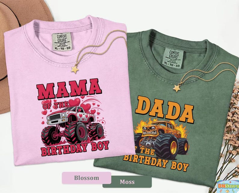 Może przedstawiać: Dwie koszulki, jedna w kolorze r&oacute;żu i druga w kolorze mchu, ze złotymi naszyjnikami. R&oacute;żowa koszulka ma napis "MAMA OF THE BIRTHAY BOY" z grafiką monster trucka. Zielona koszulka ma napis "DADA OF THE BIRTHDAY BOY" z grafiką monster trucka.