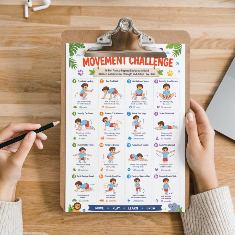 Op de afbeelding: Een klembord met een gedrukte "MOVEMENT CHALLENGE" grafiek met 16 dierlijk ge&iuml;nspireerde oefeningen voor kinderen. De grafiek bevat illustraties en instructies voor elke oefening, die evenwicht, co&ouml;rdinatie en actief spelen bevordert.