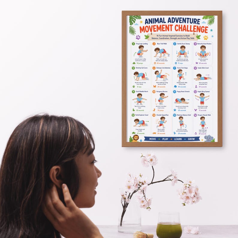 Op de afbeelding: Een ingelijste poster getiteld "Animal Adventure Movement Challenge" met kleurrijke illustraties van dierlijk ge&iuml;nspireerde oefeningen. De poster bevat tekst en afbeeldingen van verschillende oefeningen.