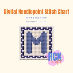 Puede incluir: Un gráfico de punto de aguja digital con la letra "M" en azul sobre un fondo blanco. El diseño cuadrado mide 3,3 cm x 3,3 cm y es un "M Initial Bag Charm". El texto "Digital Needlepoint Stitch Chart" está en la parte superior.