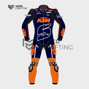 Puede incluir: Traje de carreras de motos azul y naranja con el logotipo de KTM y el número 5. El traje tiene detalles negros en los hombros y los brazos, con logotipos de patrocinadores. Las rodilleras son plateadas.