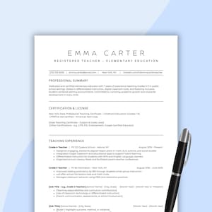 以下が含まれることがあります： 登録小学校教師、エマ・カーターのプロフェッショナルな履歴書。連絡先、職務要約、資格、教育経験が含まれています。黒いペンが右下にあります。