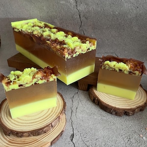 Real  Honey Artisan Soap Bar • Handmade Glycerin Soap • Bee & Honeycomb Design • Gift Moisturising Layered Bar • Honey Wash Fragrance