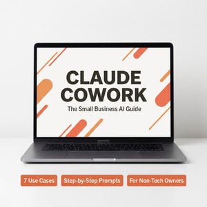 Op de afbeelding: Een zilveren MacBook Pro laptop toont de tekst "CLAUDE COWORK" en "The Small Business AI Guide" op het scherm. Het scherm heeft oranje en witte designelementen. Daaronder staan drie oranje rechthoekige knoppen met tekst.