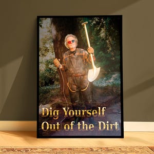 Può includere: Stampa incorniciata con un uomo in tuta che tiene una pala e un filo. L'uomo indossa occhiali 3D e si trova di fronte a un albero. La stampa presenta il testo "Dig Yourself Out of the Dirt" in lettere dorate.